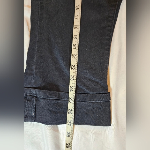 Levi's 515 Womens Black Cuffed Bottom 5 Pocket Jeweled Back Pocket Capris Size 8 - Picture 10 of 15